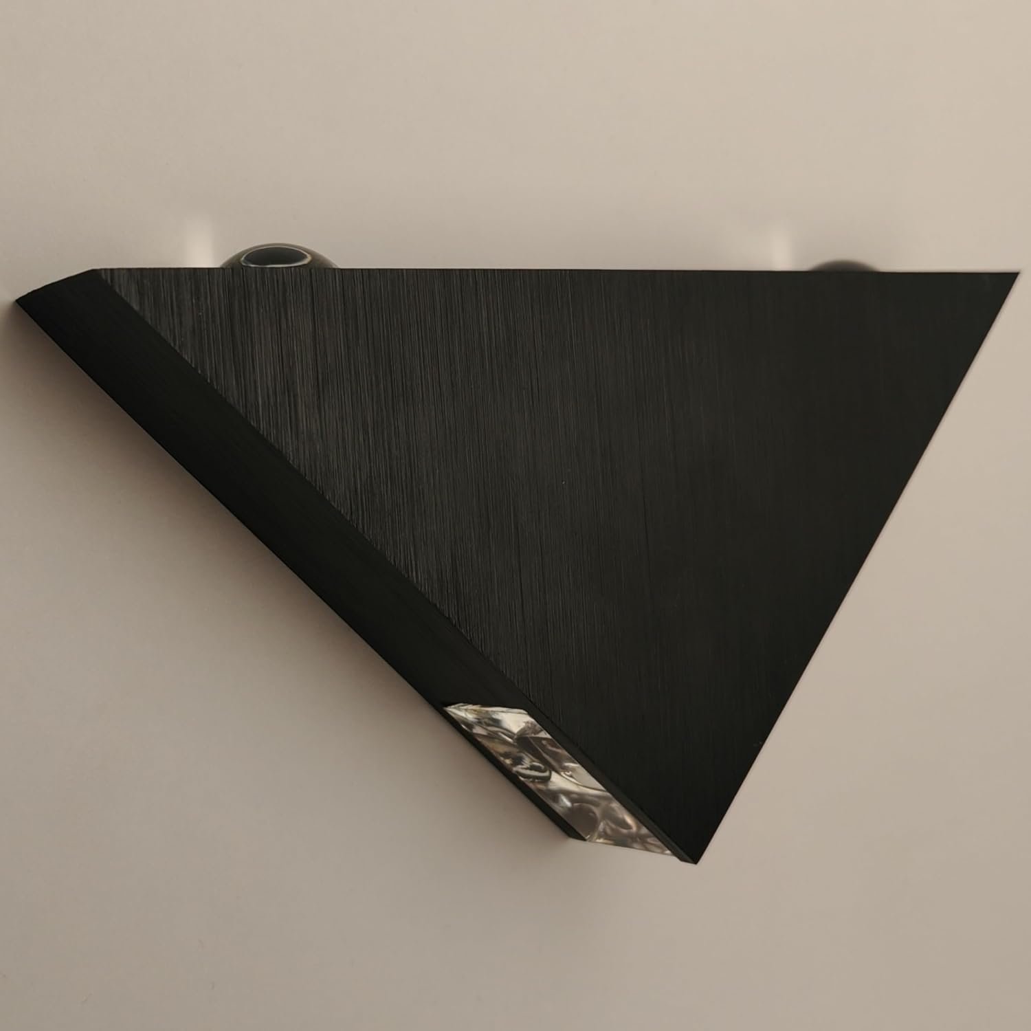 أبليك . اب داون حائط LED مودرن شكل مثلث بـ 3 نقاط إضاءة (2 وات لكل نقطة ) أسود بإضاءة لأعلى ولأسفل للديكور الداخلي . اجمالى الاضائة 6W - صورة 5