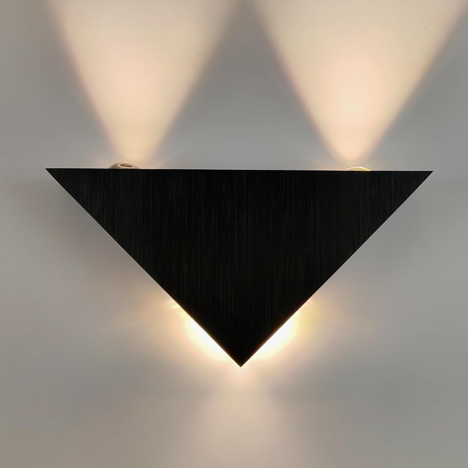 أبليك . اب داون حائط LED مودرن شكل مثلث بـ 3 نقاط إضاءة (2 وات لكل نقطة ) أسود بإضاءة لأعلى ولأسفل للديكور الداخلي . اجمالى الاضائة 6W - صورة 4