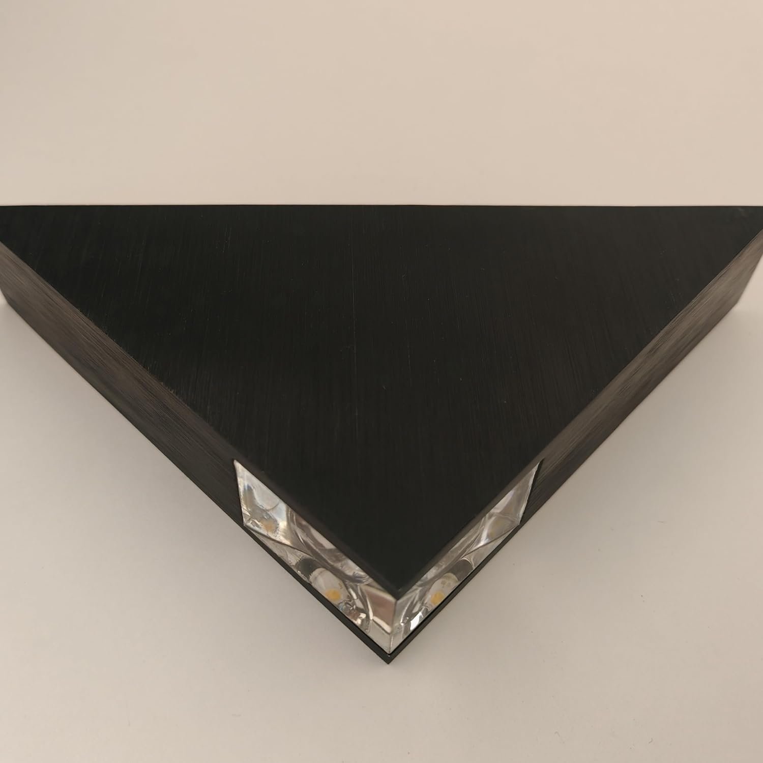 أبليك . اب داون حائط LED مودرن شكل مثلث بـ 3 نقاط إضاءة (2 وات لكل نقطة ) أسود بإضاءة لأعلى ولأسفل للديكور الداخلي . اجمالى الاضائة 6W - صورة 9