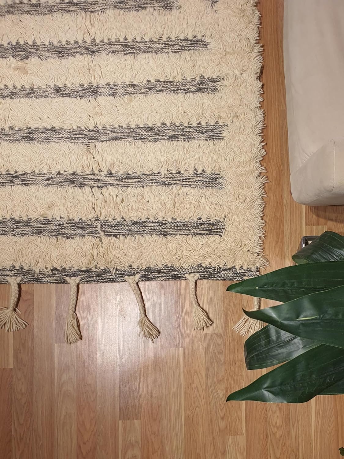 سجادة صوف من كليم ستوديو، مقاس 2 × 1.50 متر، لون رمادي داكن واوف وايت - صورة 4
