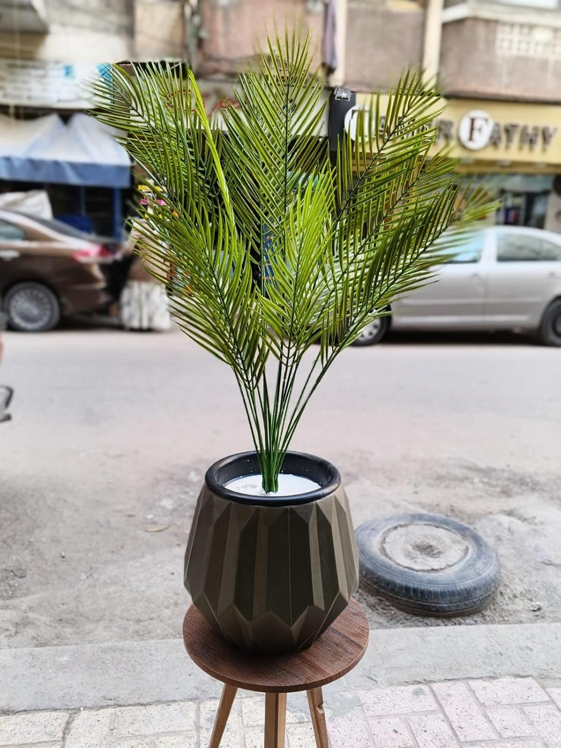 نخلة صناعية كبيرة للديكور الداخلي مع أصيص أسود هندسي فاخر، شجرة نخيل صناعية واقعية لغرفة المعيشة والمكتب والمدخل، نبات زينة منزلي بدون صيانة - صورة 4