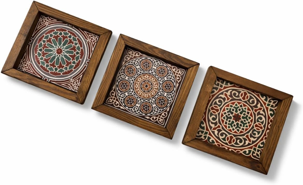 طقم 3 إطار خشب للديكور العصري مقاس 20*20 سم - لون بني شيك - شامل الصور مزخرفه بالطراز الشرقي بدون زجاج - بلاصق خلفي للتعليق