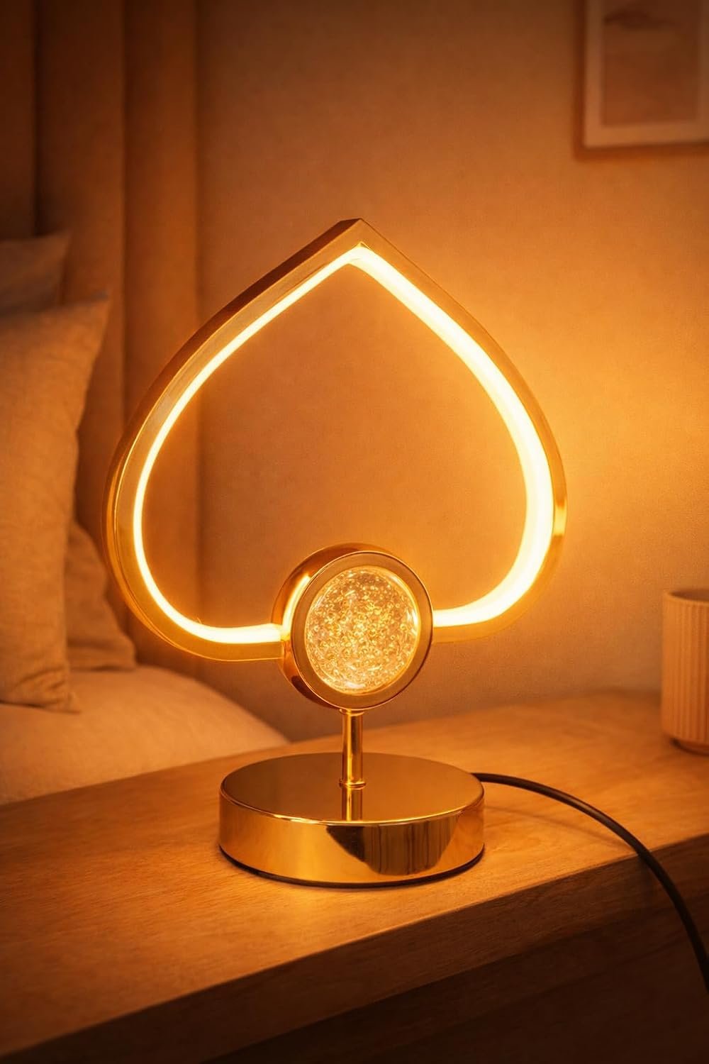 أباجورة مودرن LED شكل قلب – 3 إضاءات مختلفة – إطار ذهبي