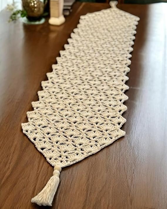 مفرش طاولة كروشيه مصنوع يدويا مع أطراف شراشيب أنيقة بتصميم مكرمية من الكروشيه والدانتيل لطاولات الطعام وطاولات القهوة وديكورات حفلات الزفاف والمناسبات من كوكارو هوم باثويز –... - صورة 2