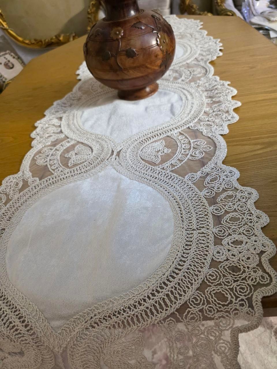 غطاء طاولة من الدانتيل شكله بيضاوي بنقوش نباتية بيضاء لتزيين طاولة الطعام، 160 × 45 سم - صورة 6