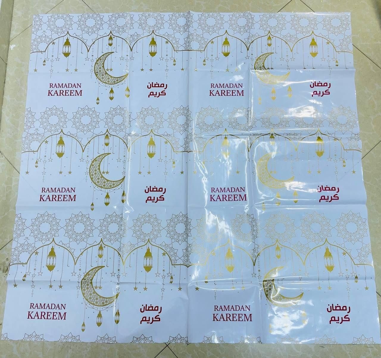 مفرش رمضان البلاستيك المنقوشة اشكال رمضانية بيضاء بالمفرش ذهبي السفرة المقاس: ١٢٠*١١٥ سم - صورة 3
