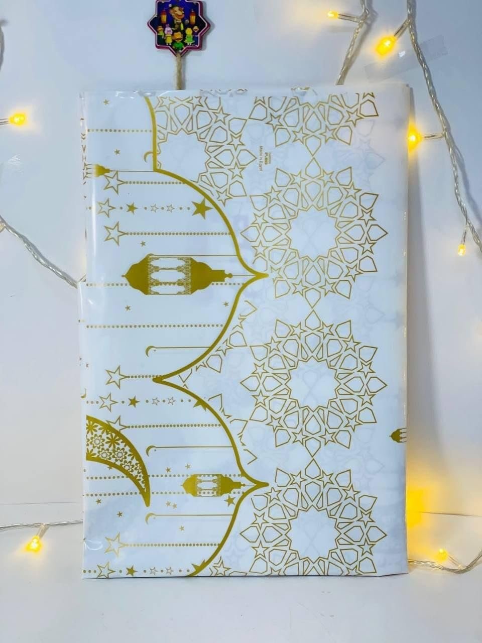 مفرش رمضان البلاستيك المنقوشة اشكال رمضانية بيضاء بالمفرش ذهبي السفرة المقاس: ١٢٠*١١٥ سم - صورة 4