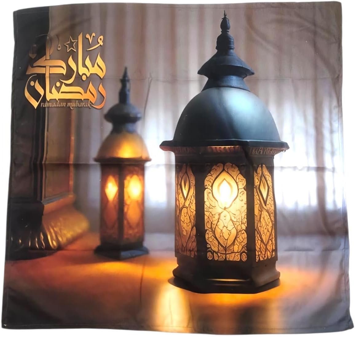 مفرش طاولة رمضاني مخملي فاخر – مقاس 70×70 سم – بتصميم "رمضان مبارك" وألوان متعددة مع طابع أحمر ملكي – قطعة ديكور أنيقة للسفرة والمنزل - صورة 2