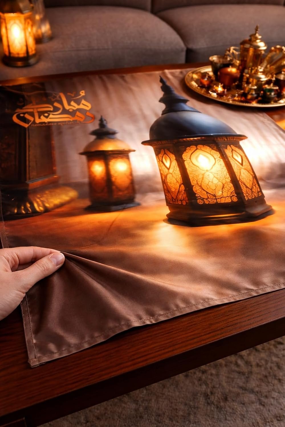 مفرش طاولة رمضاني مخملي فاخر – مقاس 70×70 سم – بتصميم "رمضان مبارك" وألوان متعددة مع طابع أحمر ملكي – قطعة ديكور أنيقة للسفرة والمنزل - صورة 6