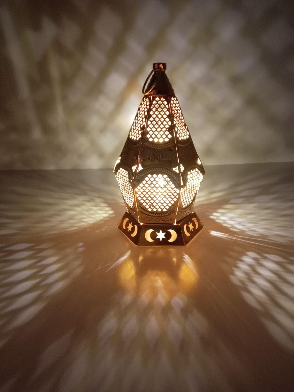 فانوس مغربي مزخرف، تصميم شبكي معدني ذهبي، قاعدة سداسية، حامل ضوء الشاي المعلق - صورة 2
