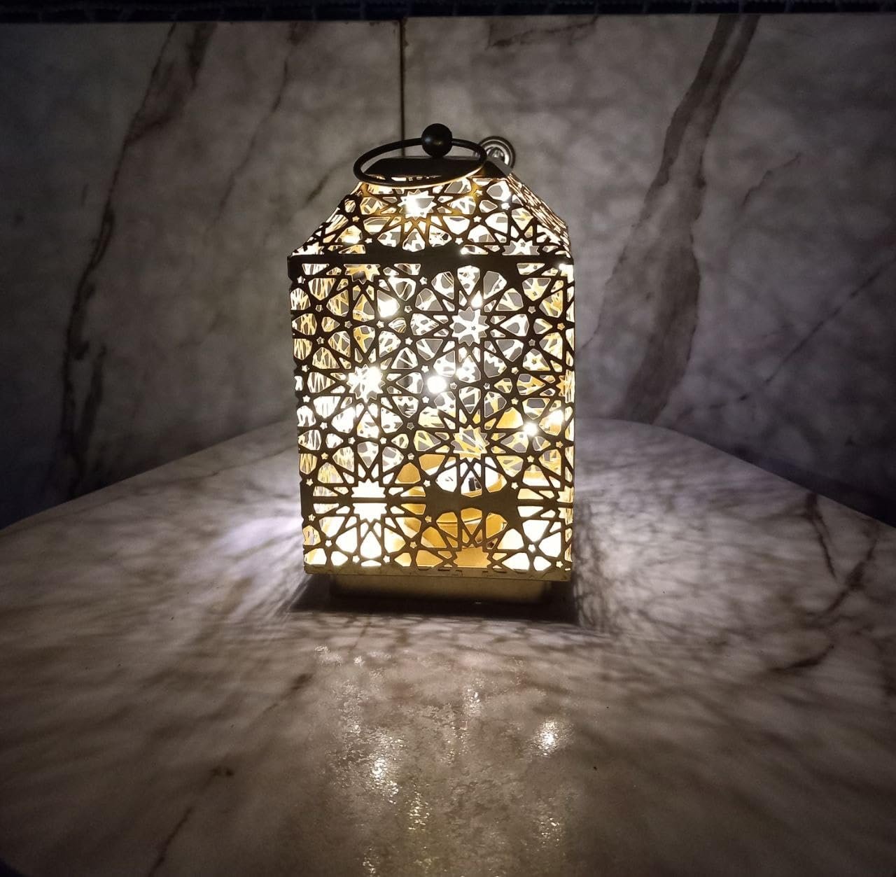 فانوس معدني مزخرف بنمط هندسي، لمسة نهائية ذهبية، مصباح شمعة LED، ديكور رمضان، معلق او عرض سطح الطاولة مع مقبض حلقي - صورة 3