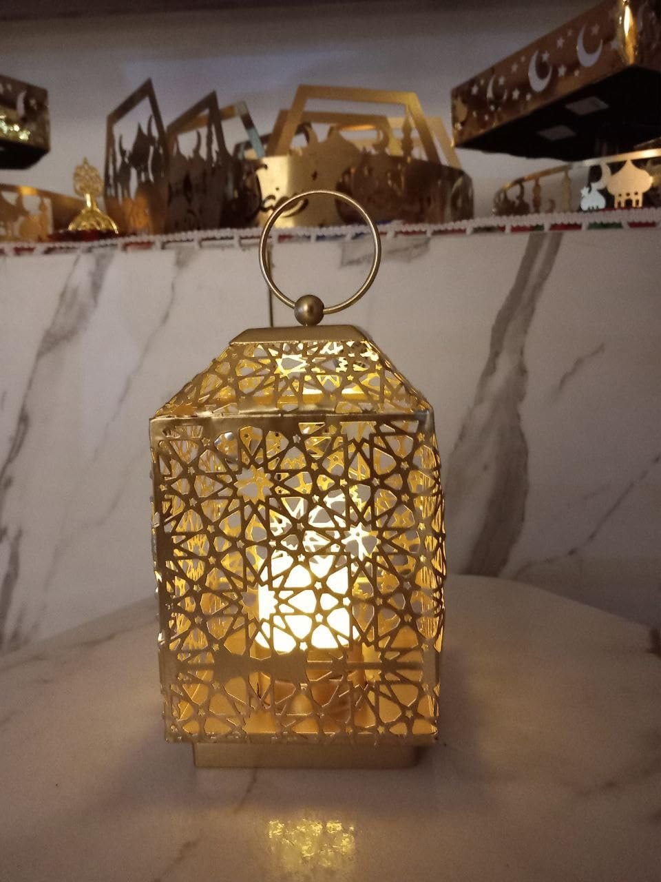 فانوس معدني مزخرف بنمط هندسي، لمسة نهائية ذهبية، مصباح شمعة LED، ديكور رمضان، معلق او عرض سطح الطاولة مع مقبض حلقي - صورة 5