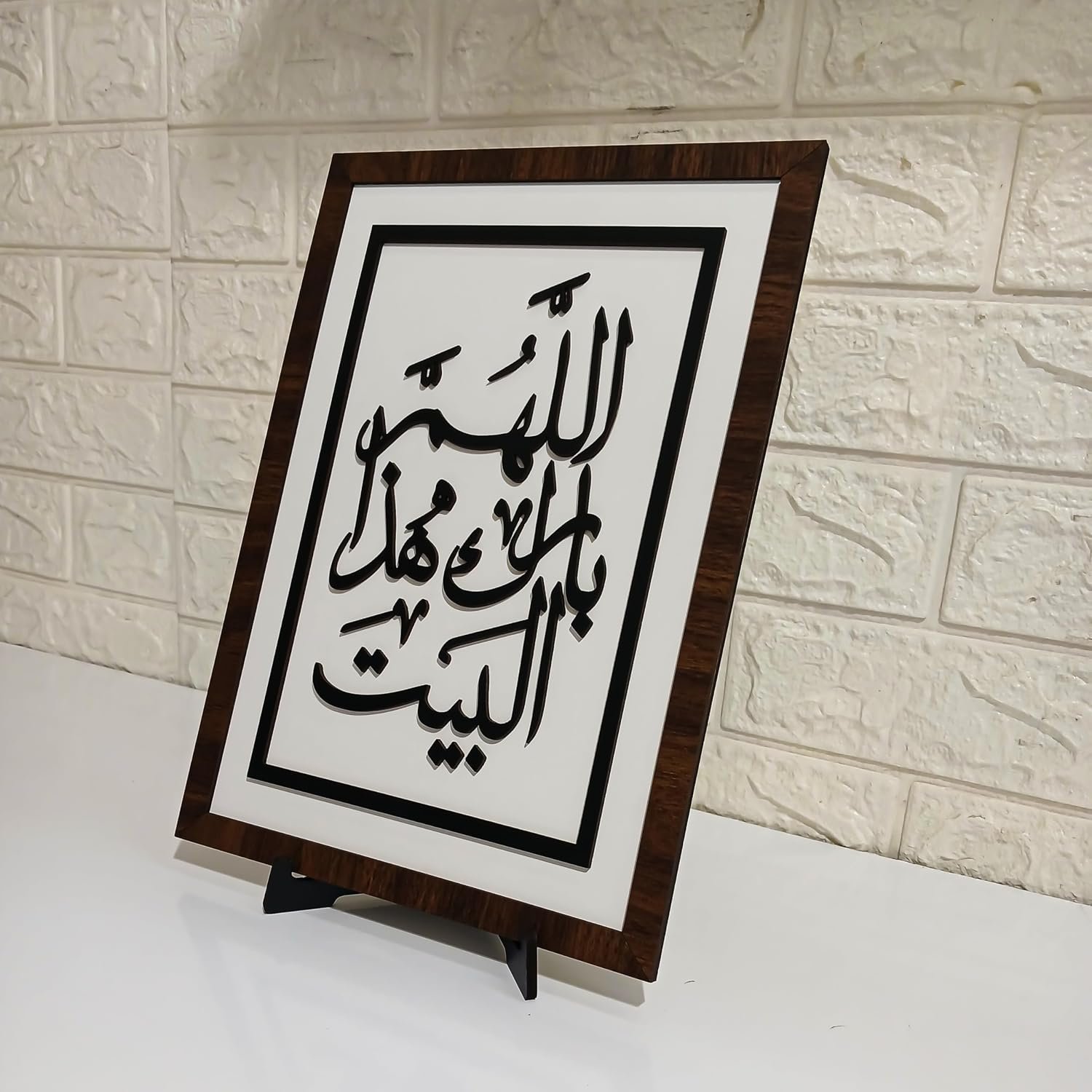 تبلوه خشبي بتصميم مميز بعبارة اللهم بارك هذا البيت بمقاس 23x33 مصنوع من خشب MDF أسباني فاخر بسماكة 10 ملم مع ستاند ثابت ليضفي الي منزلك جمال واناقة و روحانية - صورة 2