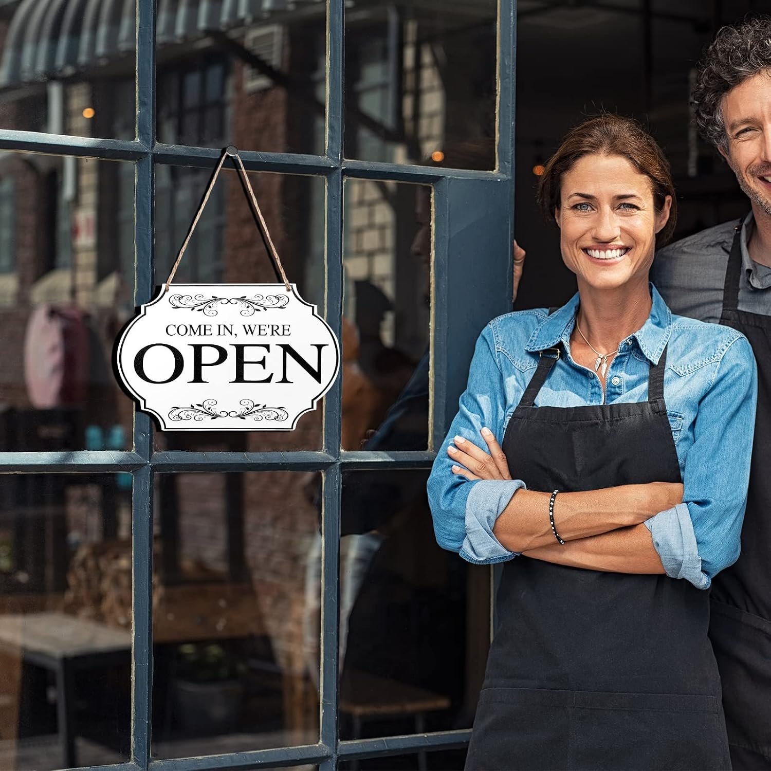 لافتة خشب عتيق قابلة للانعكاس على الوجهين بعبارة "Come In We're Open" و"Closed" تعلق على باب ونافذة المتجر والمقهى والمحل - 11.8×7.8 بوصة (ألواح بلون أبيض، كلمات بلون أسود) - صورة 2