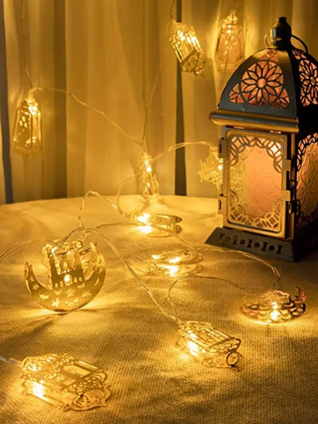 سيريا زينة رمضان بطول 3.5 متر و ضوء أصفر دافئ ، أشكال من البلاستيك الدهبى ، جاهز التركيب 220 فولت بالفيشة ، شكل الهلال (هلال). - صورة 3
