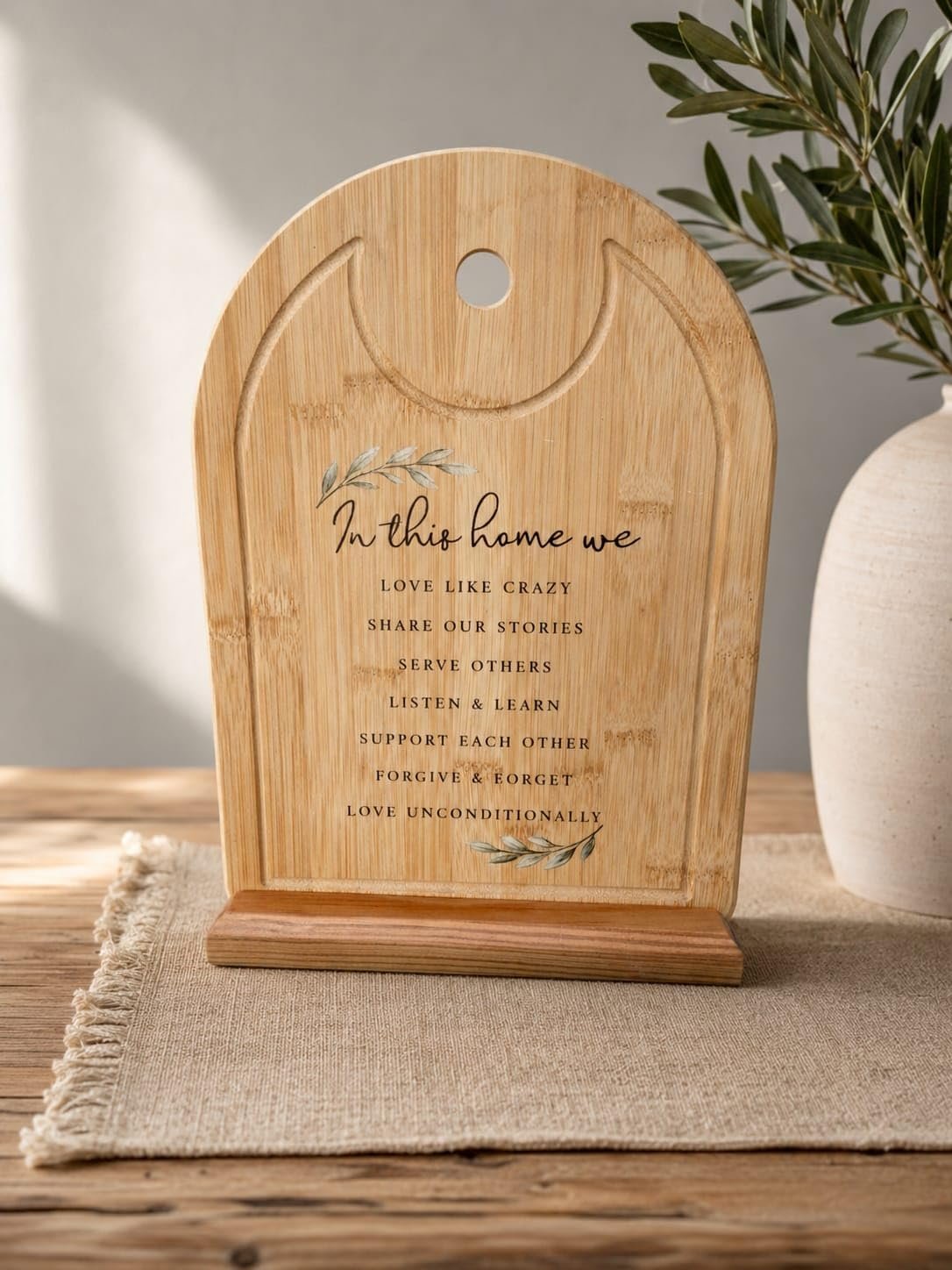 In This Home We Wooden Decor Stand, Natural Wood Finish, Freestanding, Rustic Farmhouse Style, Inspirational Family Quote, 24 x 34 cm - صورة 4