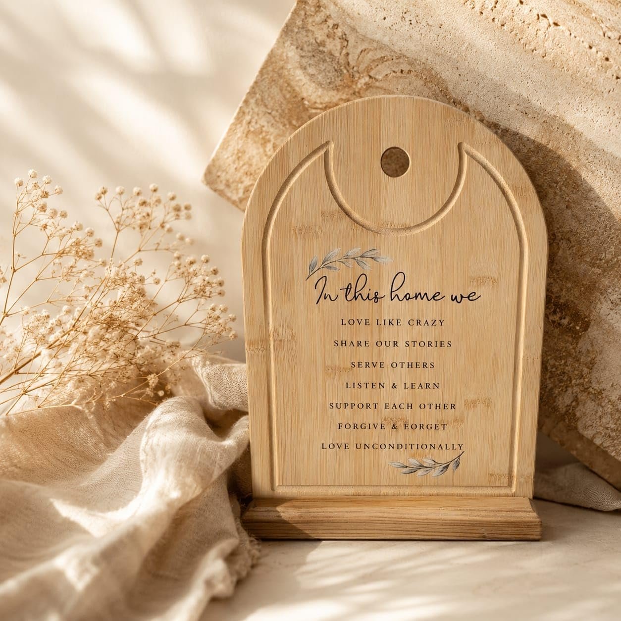 In This Home We Wooden Decor Stand, Natural Wood Finish, Freestanding, Rustic Farmhouse Style, Inspirational Family Quote, 24 x 34 cm - صورة 6