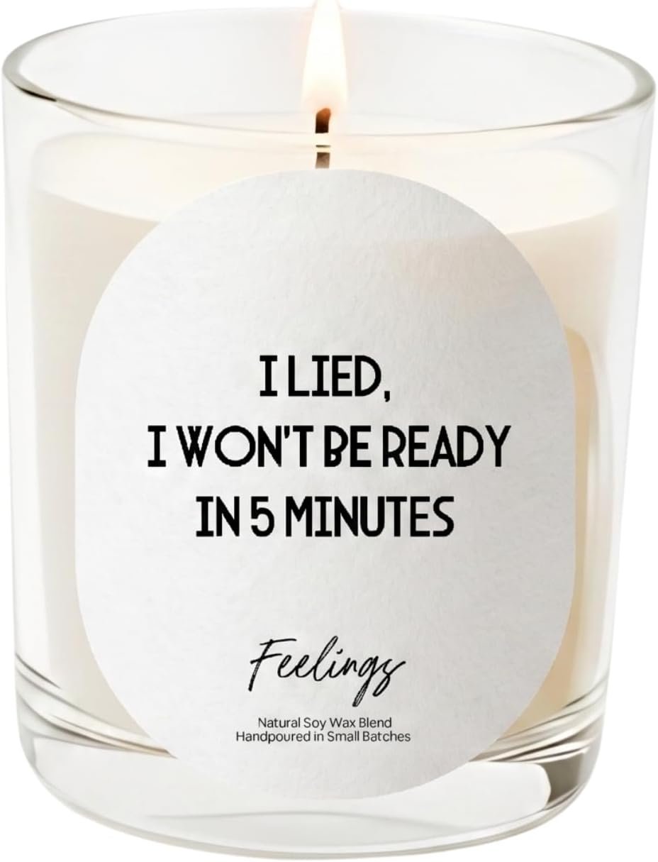 شمعة معطرة بعبارة "I Lied I Wont Be Ready In 5 Mins" من فيلينغز | مزيج شمع ممتاز | فانيليا حلوة ومارشميلو | ديكور منزلي جمالي وعطر الغرفة | هدية مرحة لها