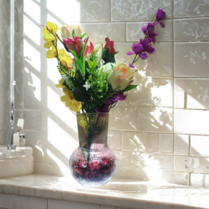 مزهرية زجاج مع الزهور